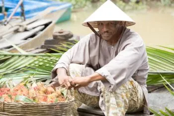 Mike Tyson bán trái cây ở chợ nước nổi với trang phục nón lá & áo bà ba