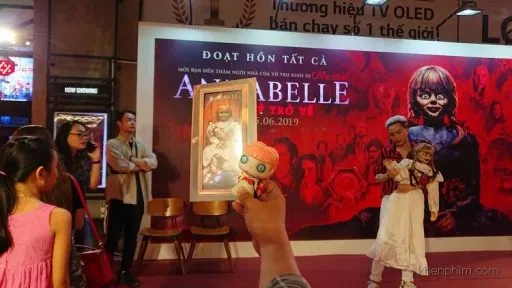 Review phim Annabelle Comes Home: phim tình cảm gia đình