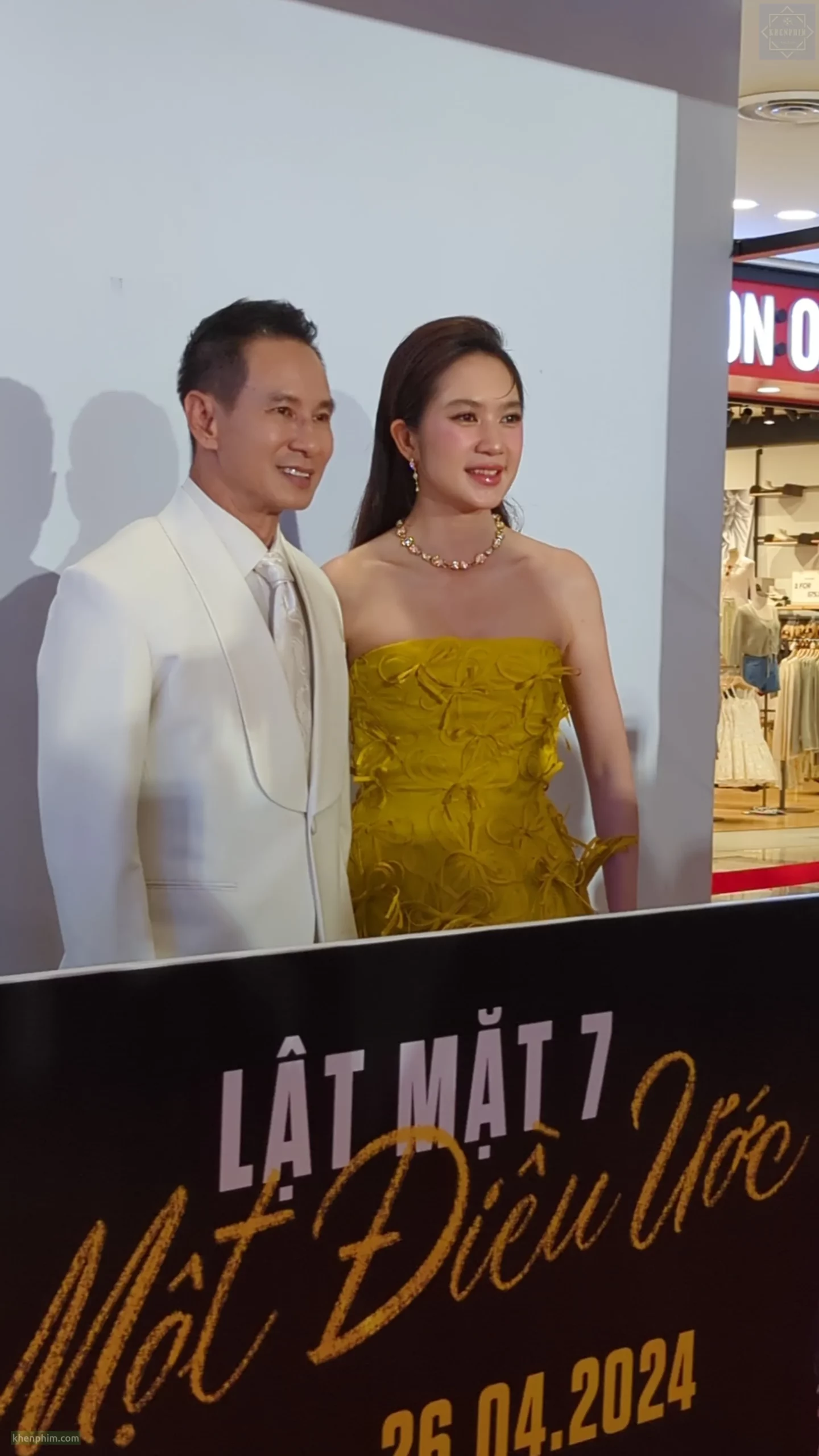 Vợ chồng Lý Hải & Minh Hà xuất hiện giản dị nhưng tình tứ tại họp báo phim Lật Mặt 7