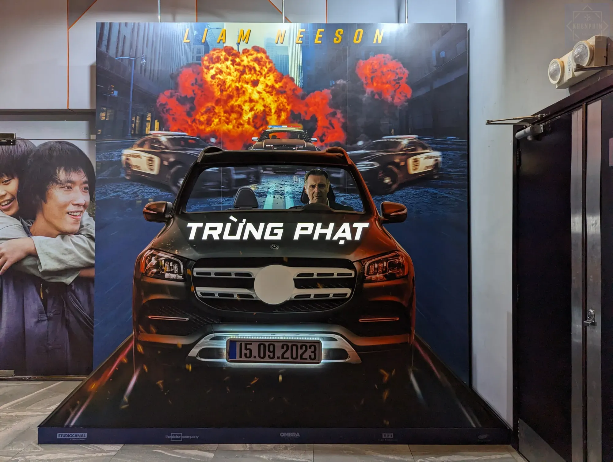 Review phim Retribution (Trừng Phạt) – Khi bom được gài dưới ghế lái